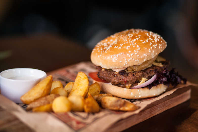 木板上的汉堡和薯条