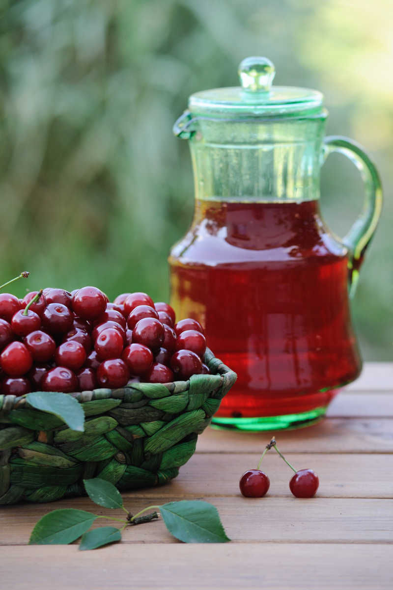 桌子上的新鲜樱桃与果汁