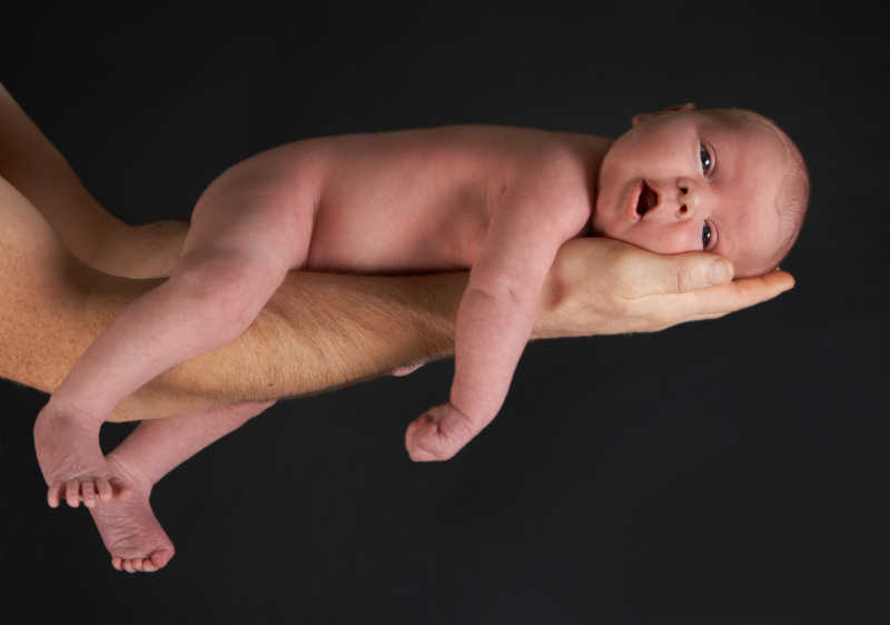 躺在父亲手臂上的宝宝