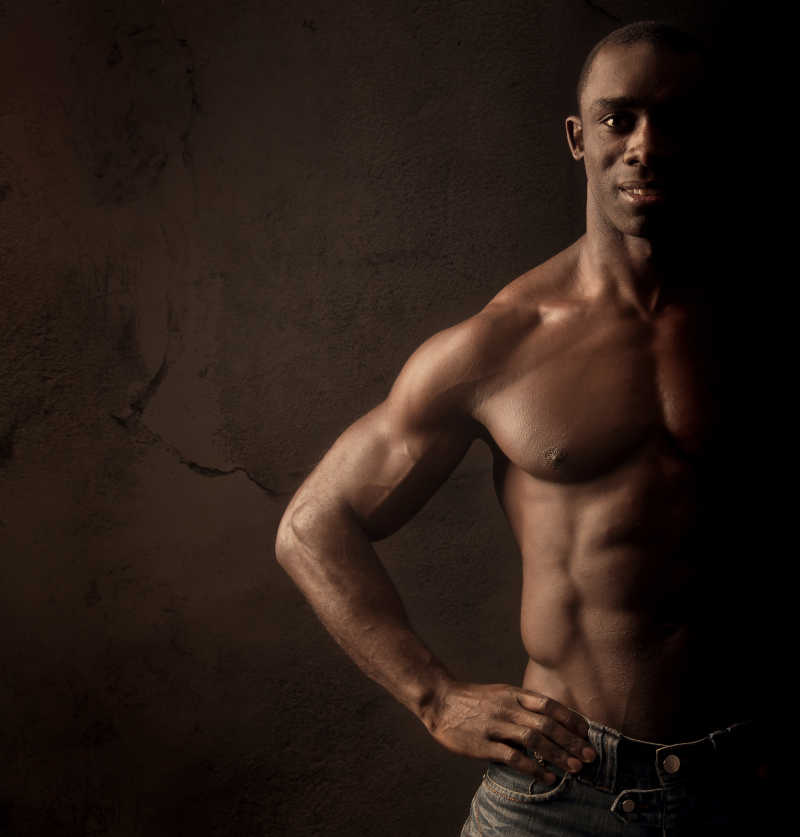 黑暗背景中健壮身材的男子