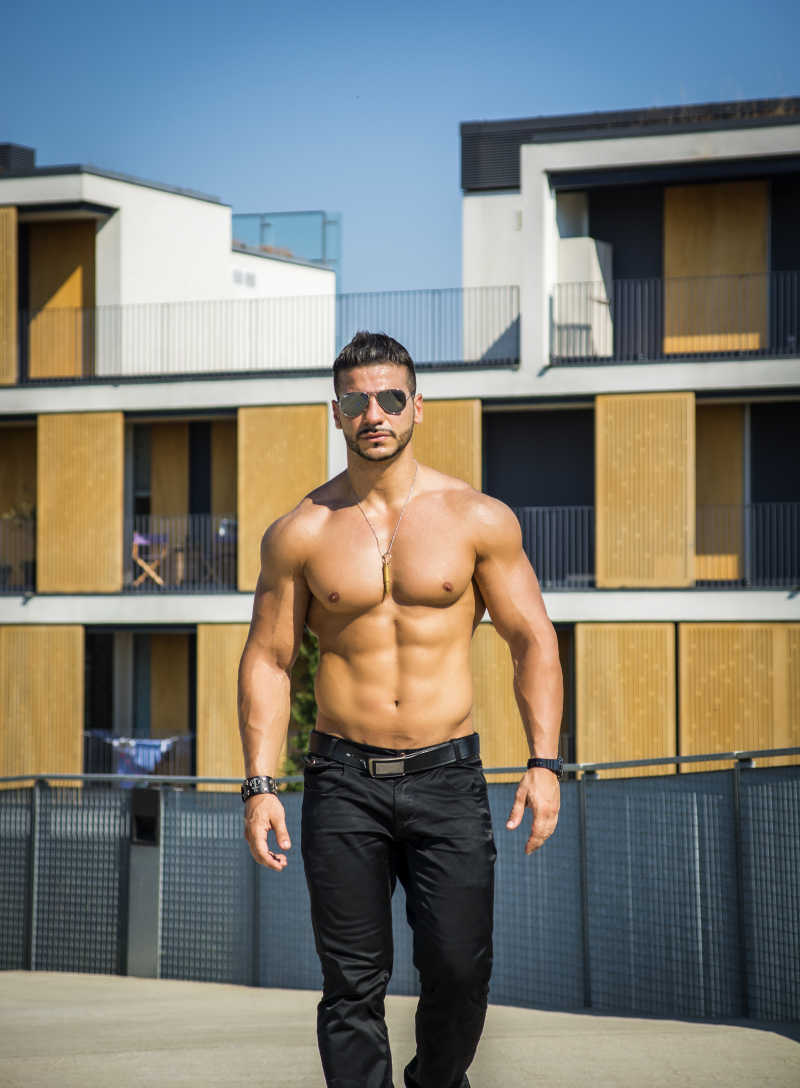 户外赤膊完美身材的男子