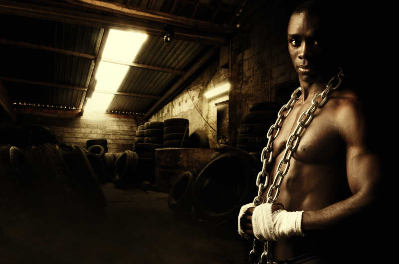 完美的身体的黑人挂着锁链