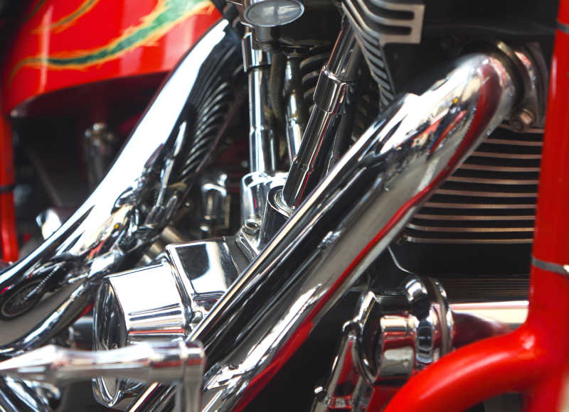 红色越野摩托车发动机特写