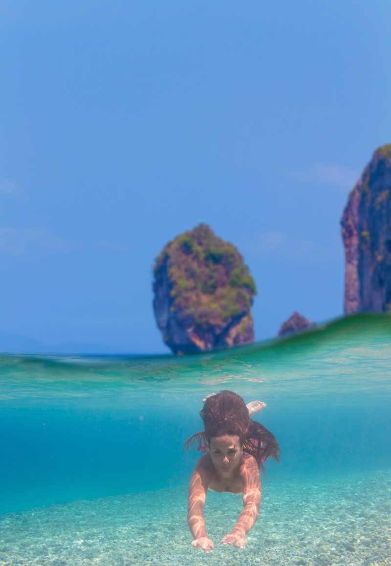在热带水域潜水的美女