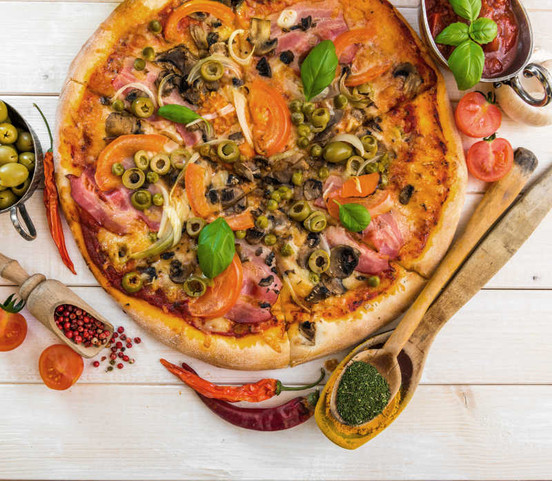 用火腿和橄榄做成的比萨