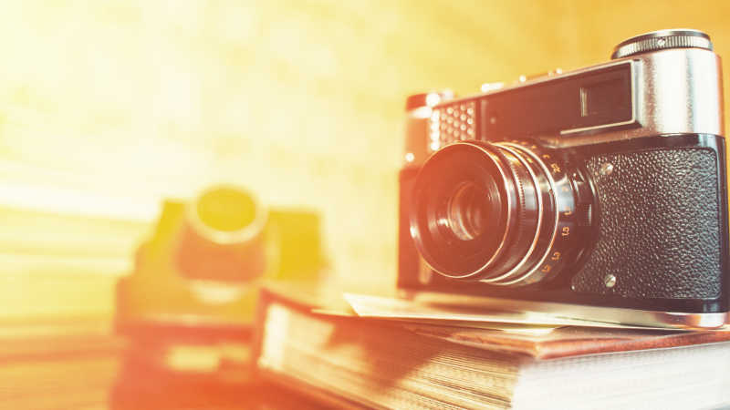 在木制桌子上的相机和相片