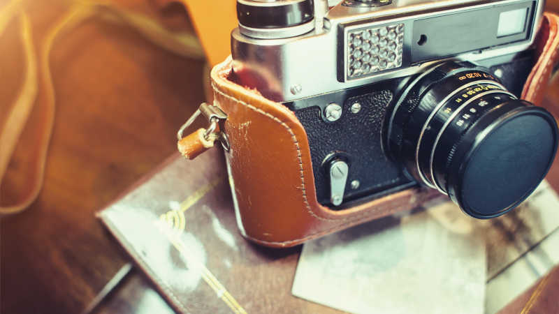 木桌上的新式相机