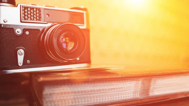 木桌上的单反相机和照片