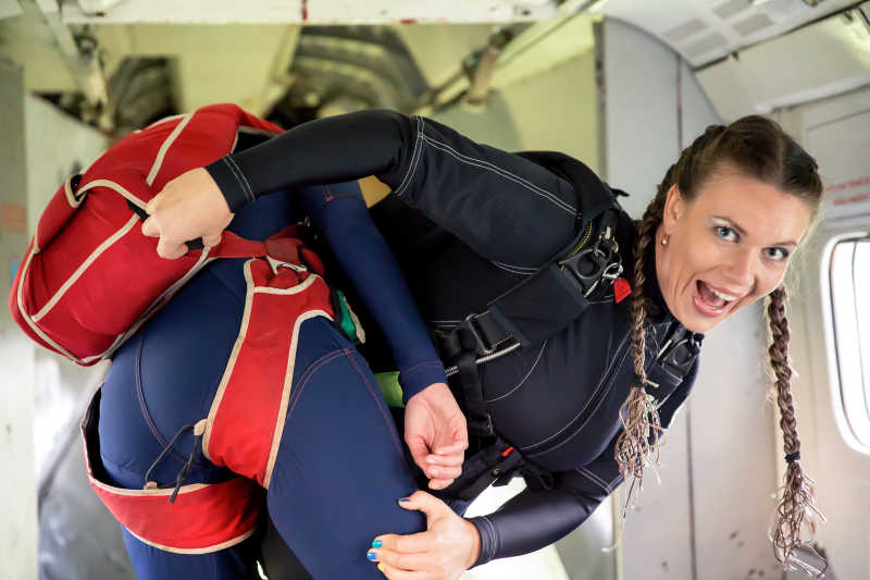 在驾驶舱里嬉戏的女孩