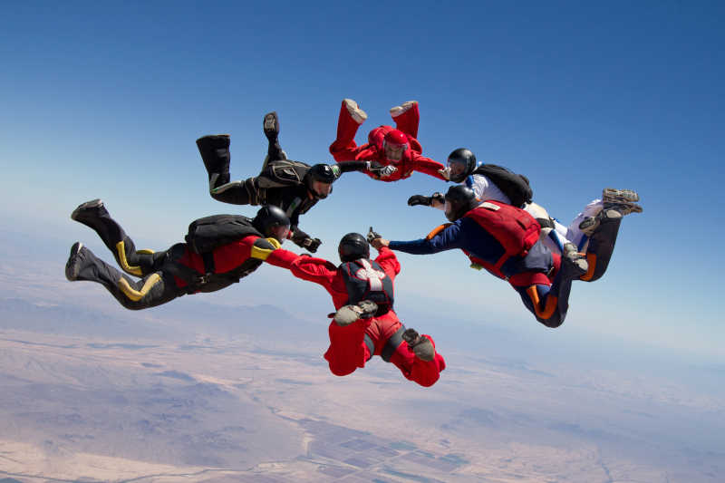 空中的跳伞运动员图片倒立在空中的跳伞运动员素材高清图片摄影照片寻图免费打包下载