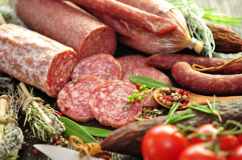 桌上切片的萨拉米香肠