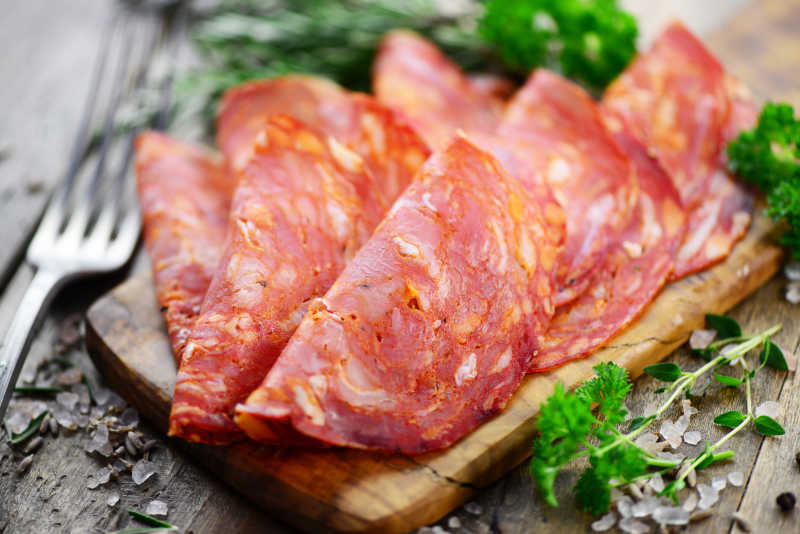 意大利腊肠切片与食用叉