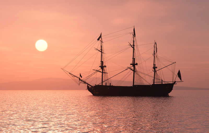 清晨阳光下工作中的帆船