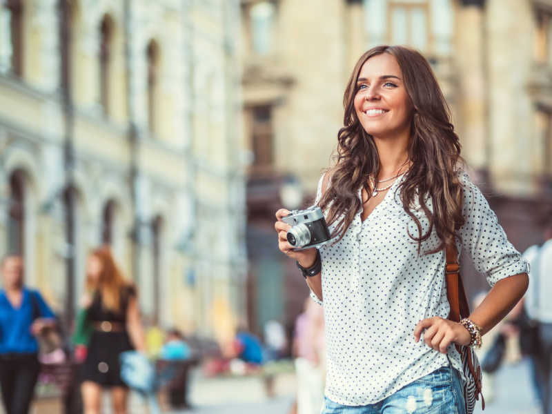 户外带相机的年轻女游客