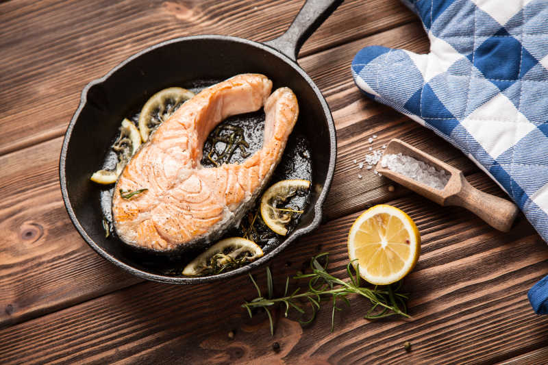 用铁锅煎的鲑鱼