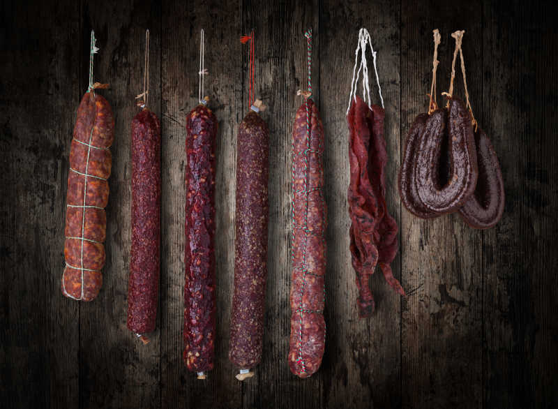 木制的背景的意大利腊肠香肠