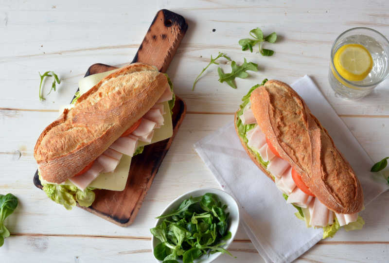 夹奶酪和土耳其火腿的三明治