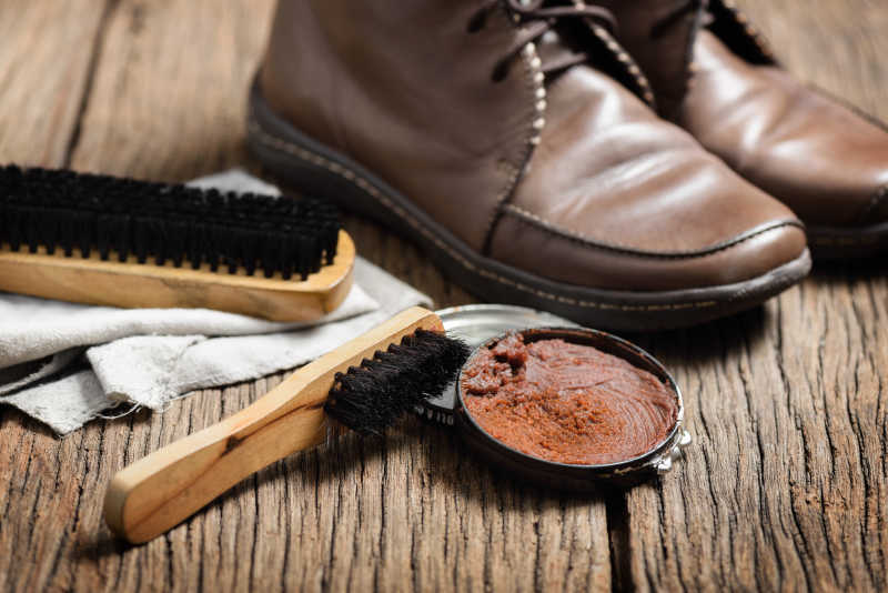 清洁棕色皮鞋的清洁用品