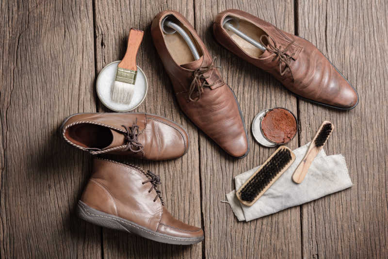 棕色皮鞋和清洗用品俯视图