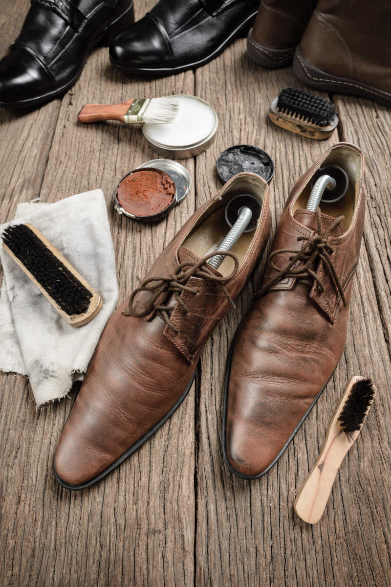 棕色皮鞋的清洁用品