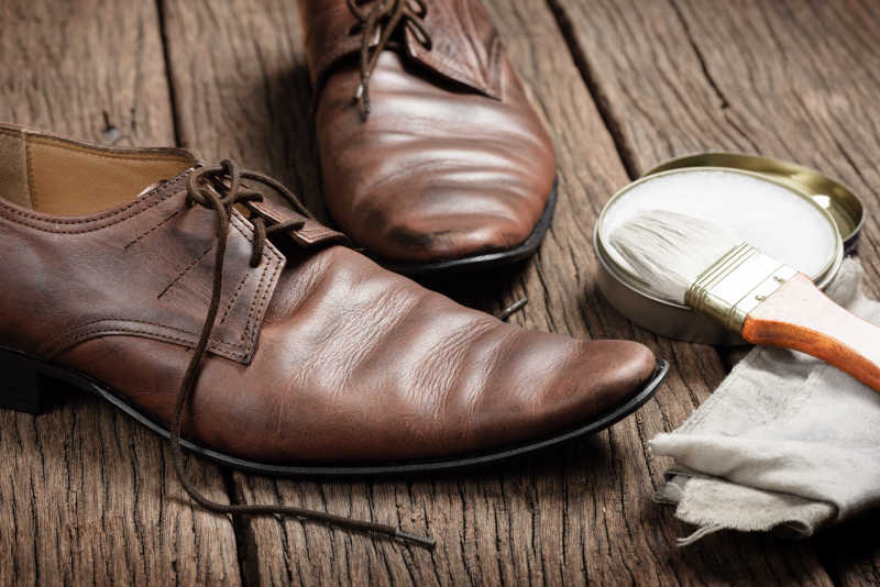棕色皮鞋和清洁用品特写