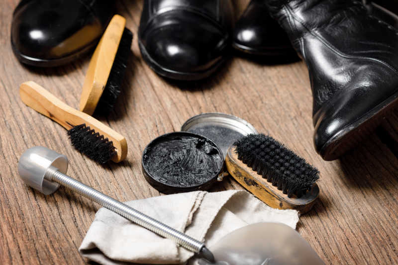 清洁黑色鞋子的刷子和鞋撑