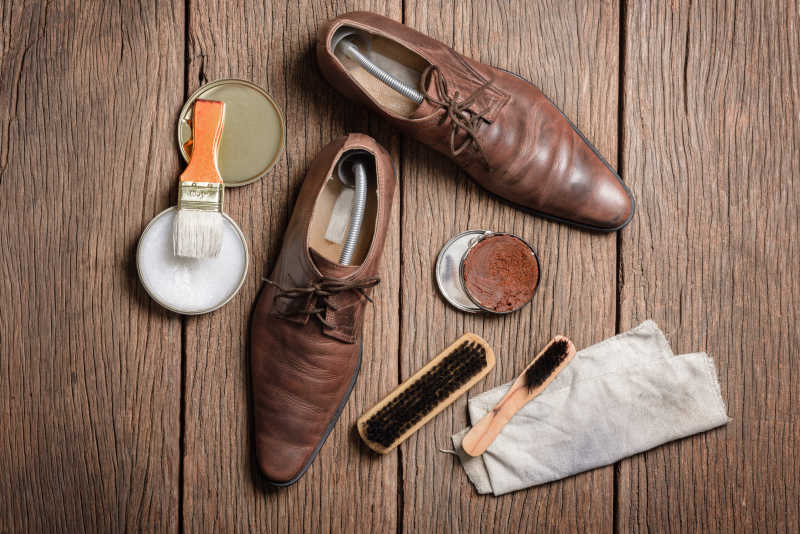 皮鞋和清洁用品特写