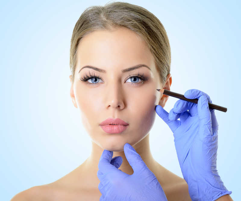 女性面对医生的整容肖像