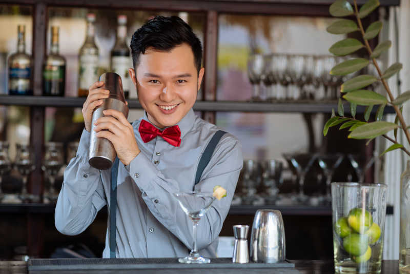 正在调酒的亚洲男子