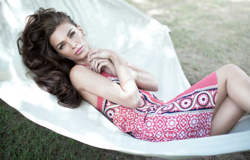 吊床上美丽的女人