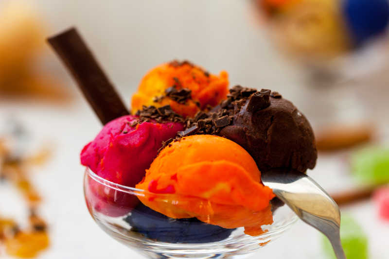 一杯色彩诱人的冰激凌