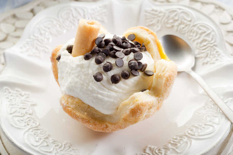 精致的餐盘上的冰激凌甜点