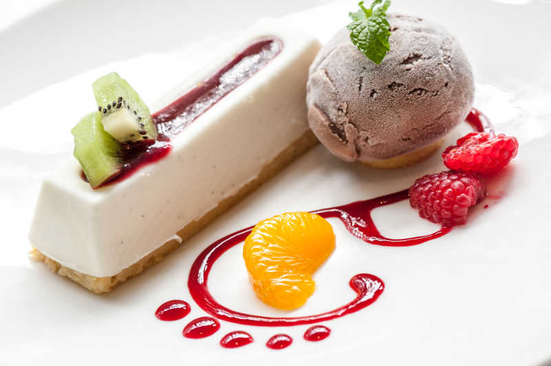 水果装饰的冰激凌