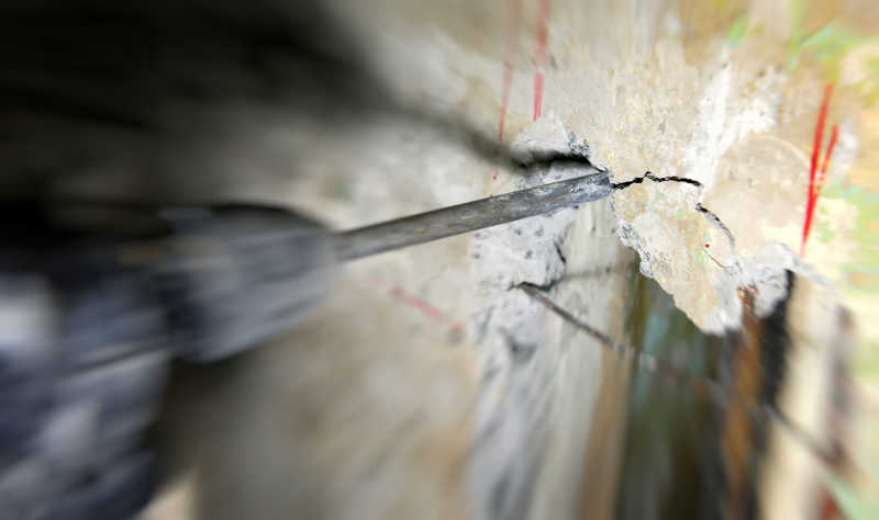 用风动锤制造孔A的施工