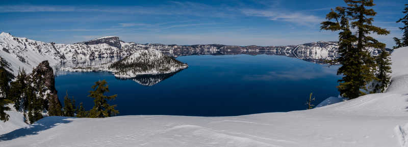 火山湖冬季全景