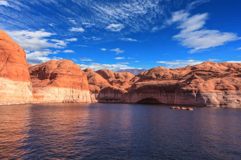 湖周围有令人惊异的橙色砂岩海岸