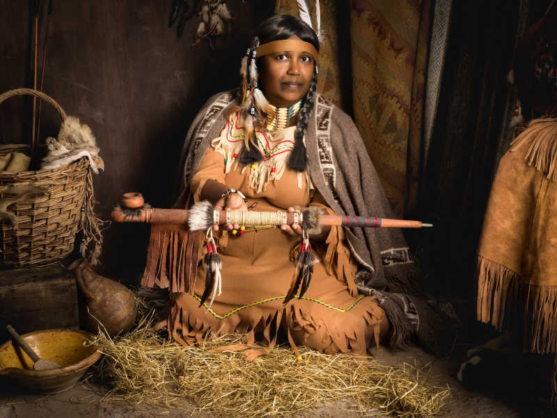 饱经风霜的成熟部落女说书人谈论英雄时代