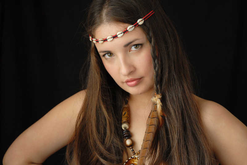 美洲印第安饰品中的女孩