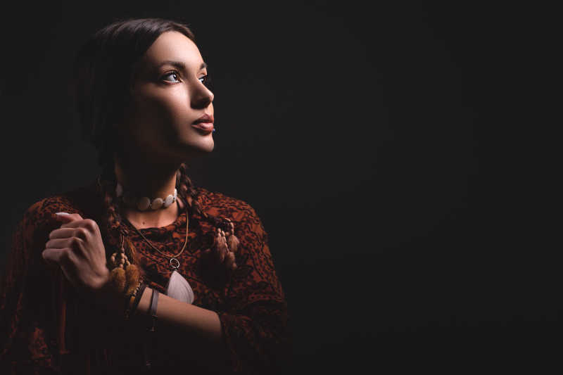 美丽的美国土著妇女的肖像