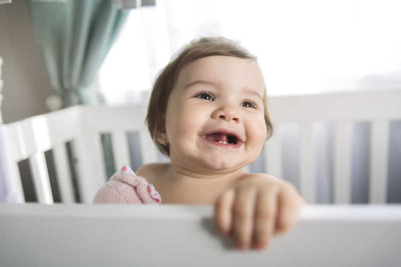 小婴儿在婴儿床上玩耍