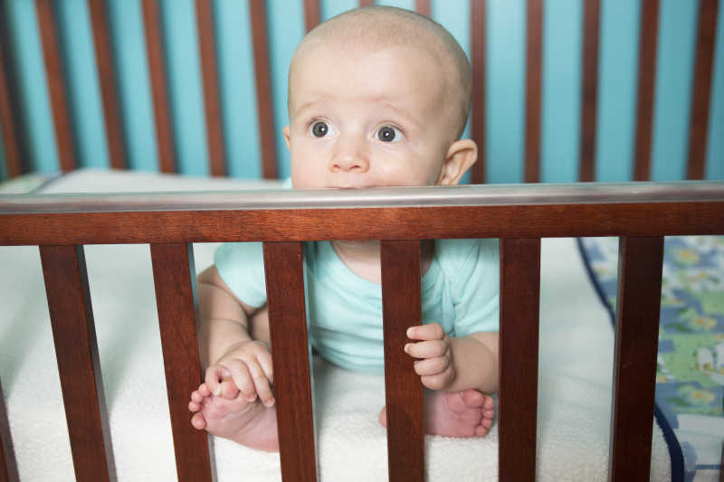 在婴儿床上的一个可爱的婴儿