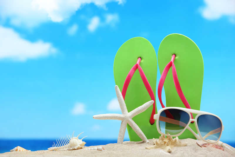 沙滩上的海星和太阳眼镜