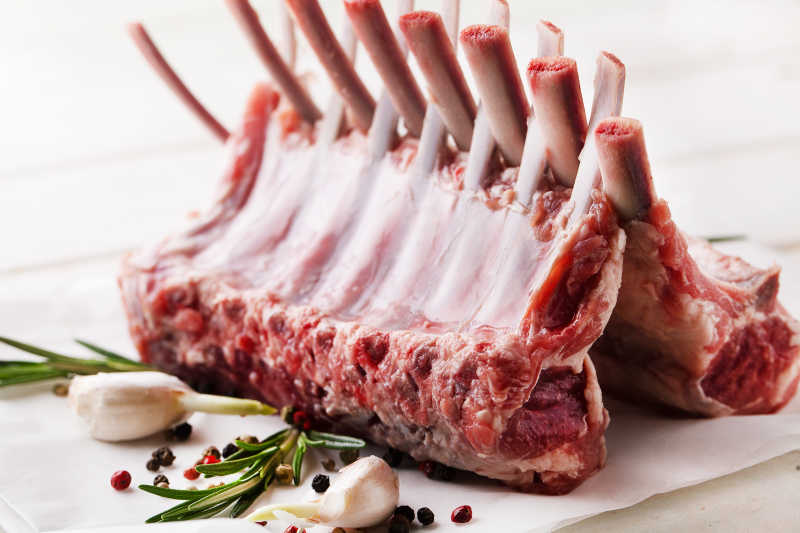 白色背景下的羊排和香料