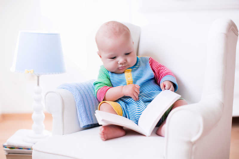 小婴儿看书