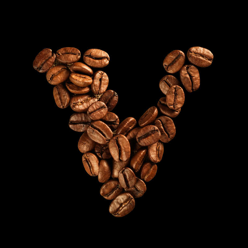 咖啡豆组成的字母V