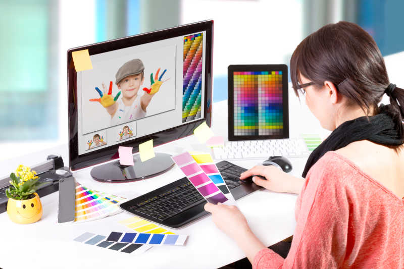 平面设计师使用电脑设计颜色