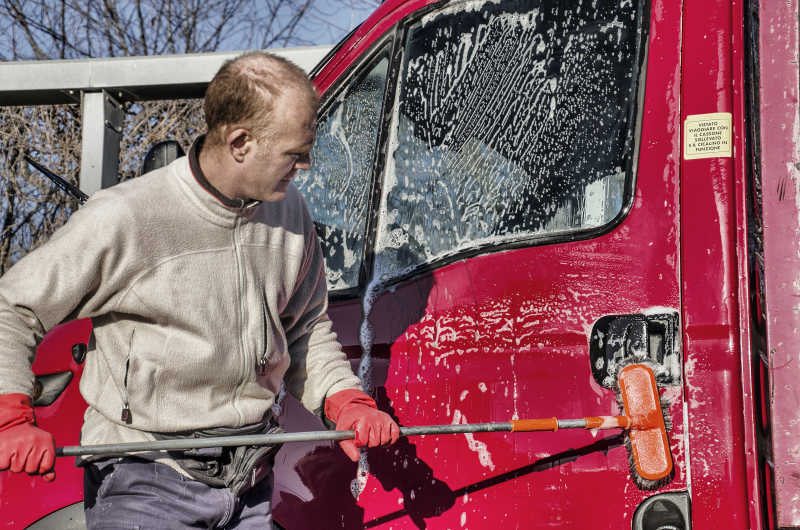 男洗车工用拖把洗车