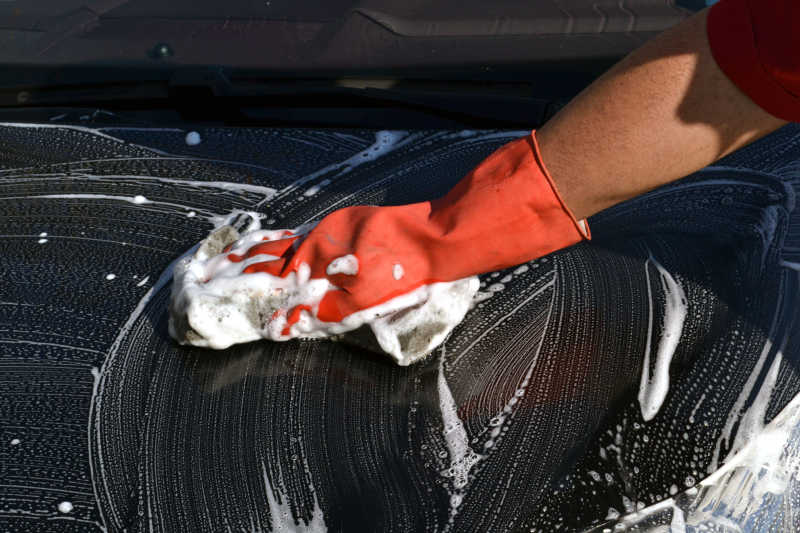 洗车工用清洁剂洗车