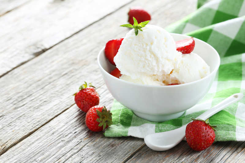 冰淇淋夹在灰色木底上的草莓