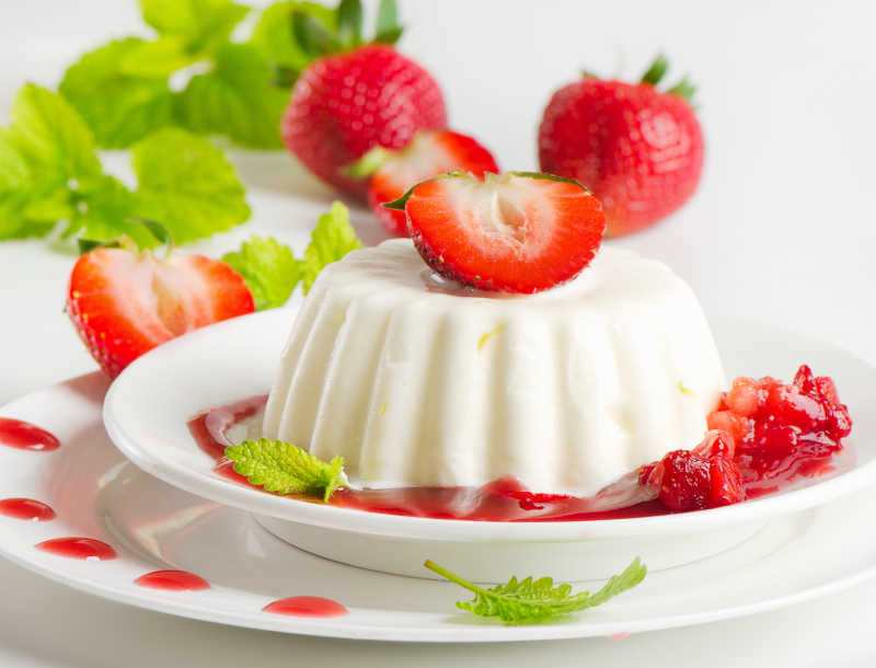 奶油和草莓甜点